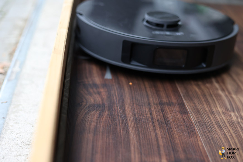 Dreame L10s Pro очищает вдоль плинтуса.